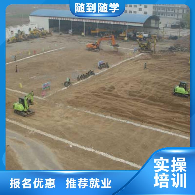 挖掘機(jī)培訓(xùn)虎振技工學(xué)校招生電話正規(guī)培訓(xùn)