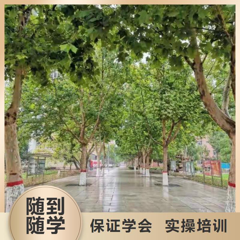 美發培訓學校學裝載機鏟車叉車學費多少錢師資力量強