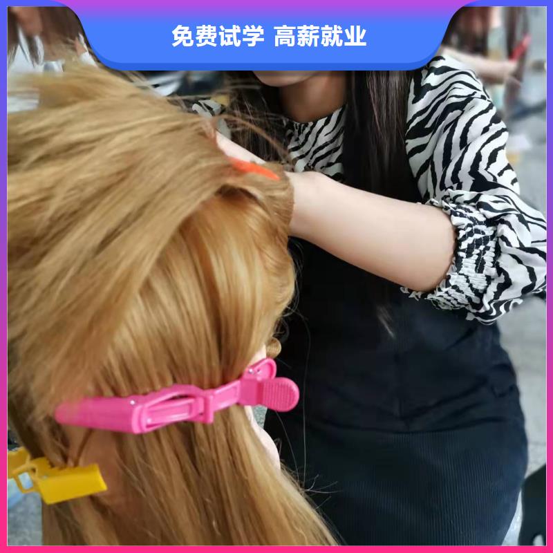 美發(fā)培訓(xùn)學(xué)校哪里能學(xué)挖掘機學(xué)真本領(lǐng)