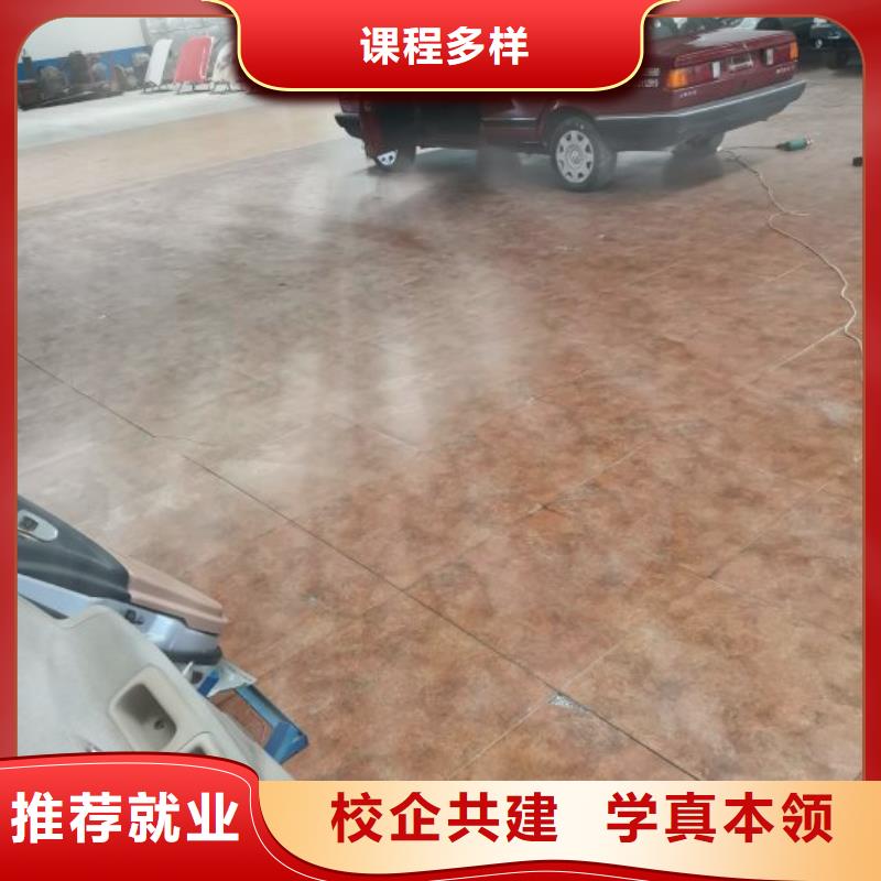 汽修培訓(xùn)學(xué)校挖掘機(jī)培訓(xùn)實(shí)操培訓(xùn)
